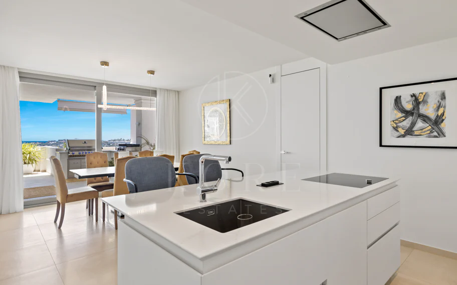 Exclusiva casa de lujo de 7 dormitorios en Nueva Andalucía con vistas al mar y a la montaña