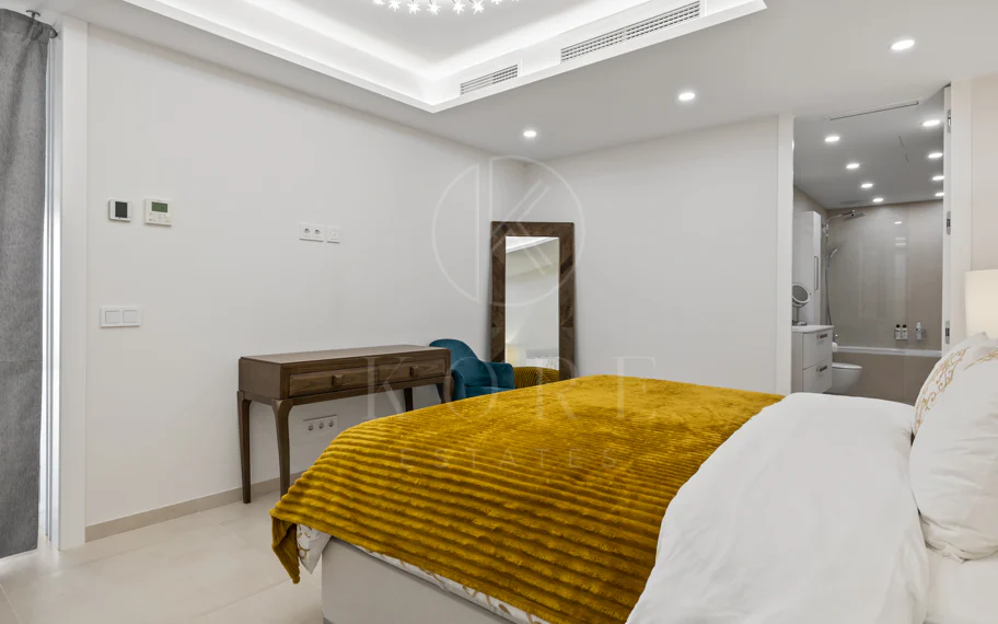 Exclusiva casa de lujo de 7 dormitorios en Nueva Andalucía con vistas al mar y a la montaña