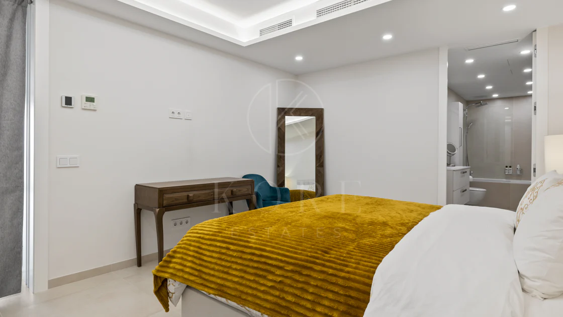 Exclusiva casa de lujo de 7 dormitorios en Nueva Andalucía con vistas al mar y a la montaña