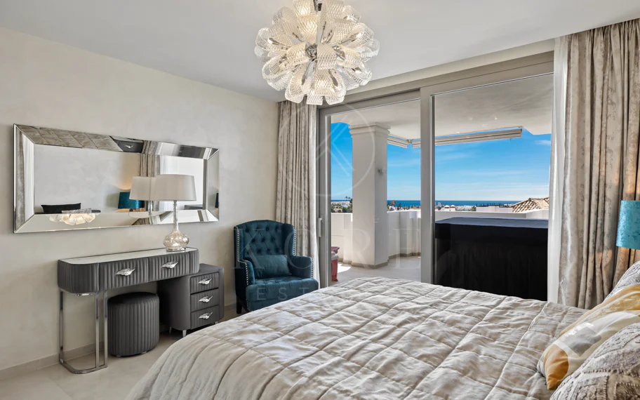 Exclusiva casa de lujo de 7 dormitorios en Nueva Andalucía con vistas al mar y a la montaña
