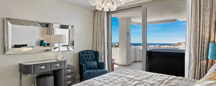 Exclusiva casa de lujo de 7 dormitorios en Nueva Andalucía con vistas al mar y a la montaña