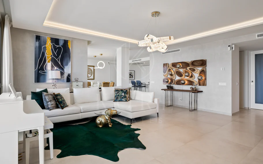 Exclusiva casa de lujo de 7 dormitorios en Nueva Andalucía con vistas al mar y a la montaña