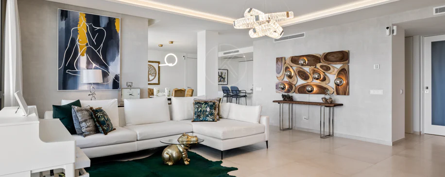Exclusiva casa de lujo de 7 dormitorios en Nueva Andalucía con vistas al mar y a la montaña