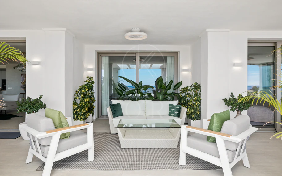 Exclusiva casa de lujo de 7 dormitorios en Nueva Andalucía con vistas al mar y a la montaña