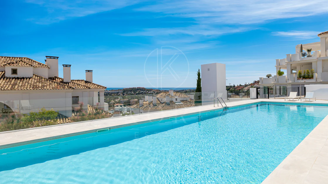 Exclusiva casa de lujo de 7 dormitorios en Nueva Andalucía con vistas al mar y a la montaña