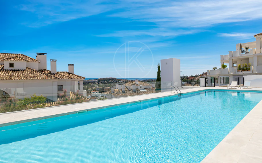 Exclusiva casa de lujo de 7 dormitorios en Nueva Andalucía con vistas al mar y a la montaña