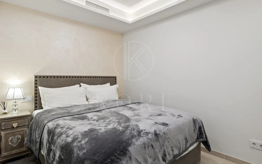 Exclusiva casa de lujo de 7 dormitorios en Nueva Andalucía con vistas al mar y a la montaña
