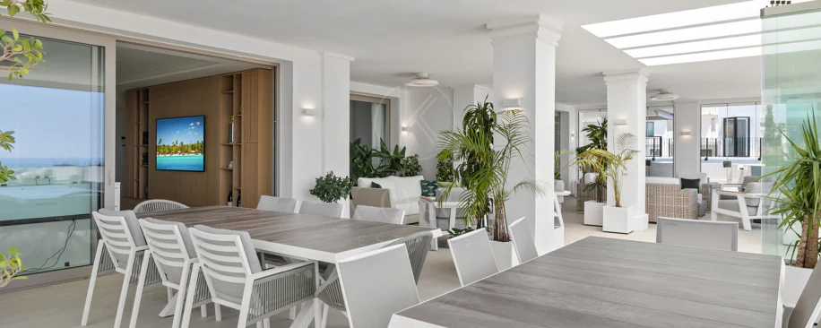 Exclusiva casa de lujo de 7 dormitorios en Nueva Andalucía con vistas al mar y a la montaña