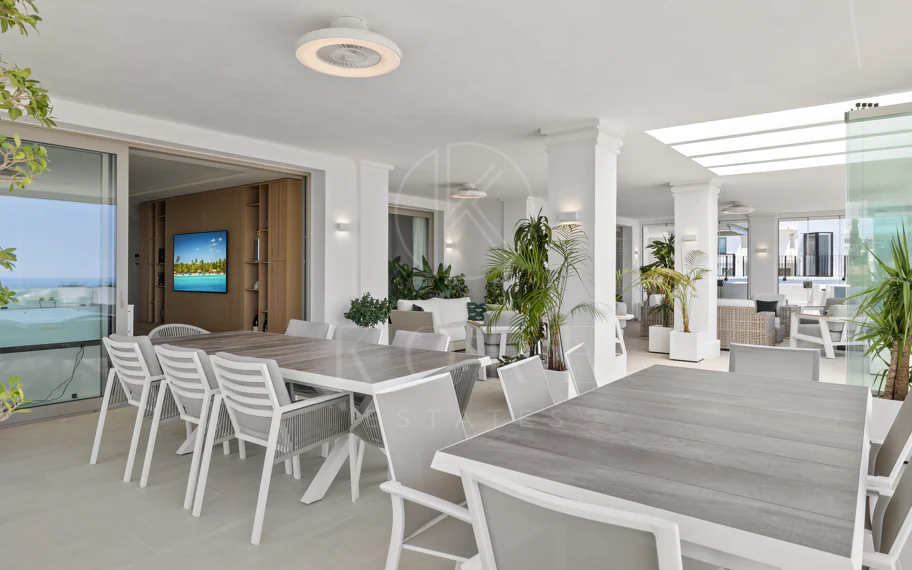 Exclusiva casa de lujo de 7 dormitorios en Nueva Andalucía con vistas al mar y a la montaña