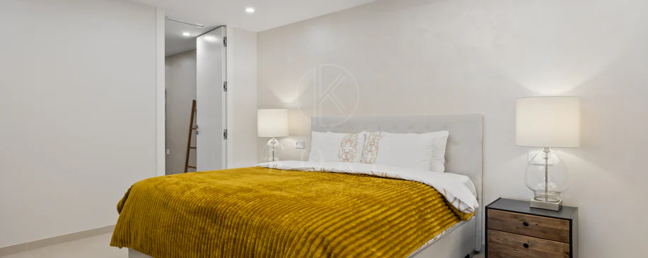 Exclusiva casa de lujo de 7 dormitorios en Nueva Andalucía con vistas al mar y a la montaña