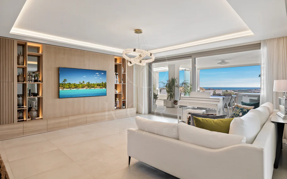 Exclusiva casa de lujo de 7 dormitorios en Nueva Andalucía con vistas al mar y a la montaña