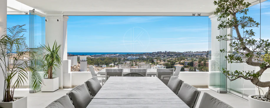 Exclusiva casa de lujo de 7 dormitorios en Nueva Andalucía con vistas al mar y a la montaña