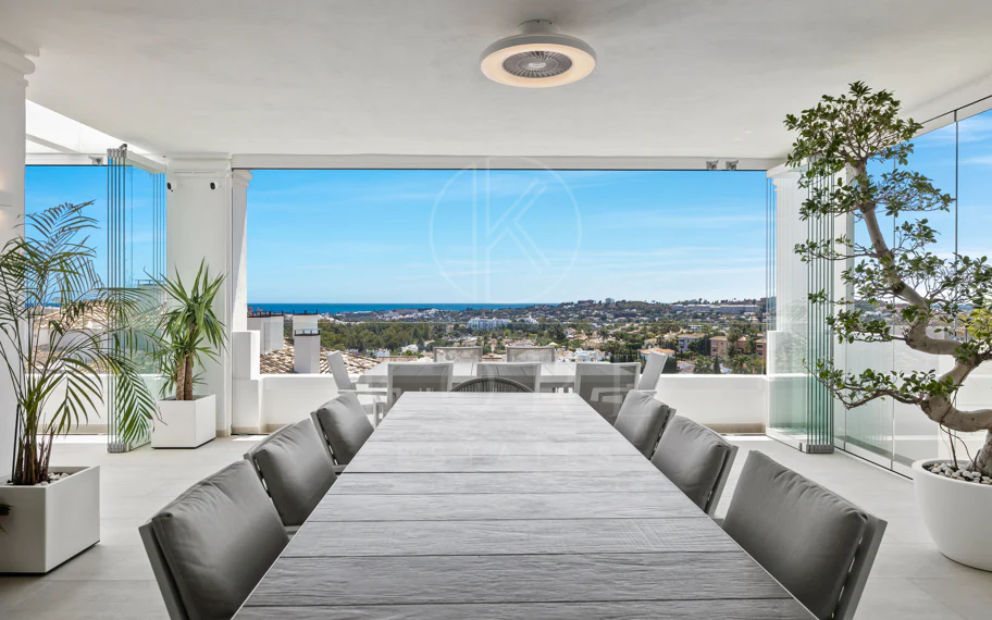 Exclusiva casa de lujo de 7 dormitorios en Nueva Andalucía con vistas al mar y a la montaña