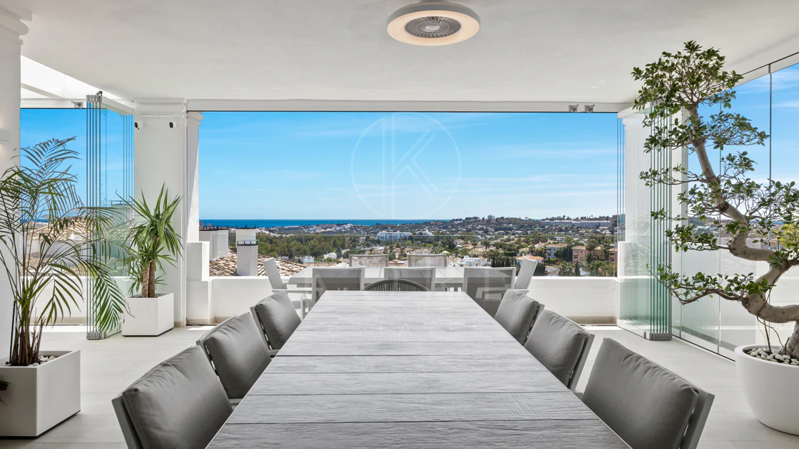 Exclusiva casa de lujo de 7 dormitorios en Nueva Andalucía con vistas al mar y a la montaña