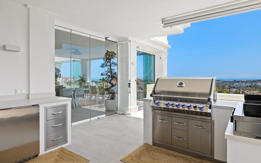 Exclusiva casa de lujo de 7 dormitorios en Nueva Andalucía con vistas al mar y a la montaña