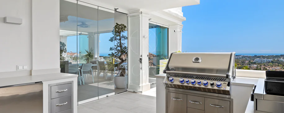 Exclusiva casa de lujo de 7 dormitorios en Nueva Andalucía con vistas al mar y a la montaña