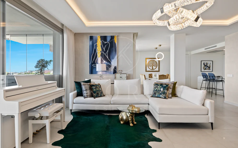 Exclusiva casa de lujo de 7 dormitorios en Nueva Andalucía con vistas al mar y a la montaña