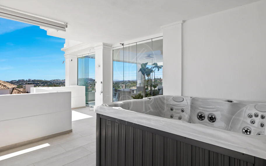 Exclusiva casa de lujo de 7 dormitorios en Nueva Andalucía con vistas al mar y a la montaña