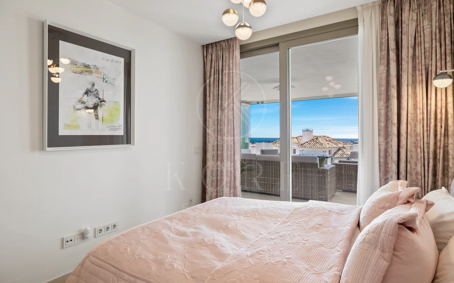 Exclusiva casa de lujo de 7 dormitorios en Nueva Andalucía con vistas al mar y a la montaña