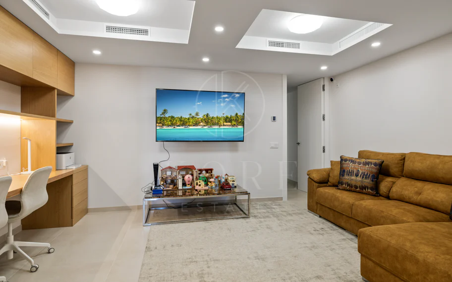 Exclusiva casa de lujo de 7 dormitorios en Nueva Andalucía con vistas al mar y a la montaña