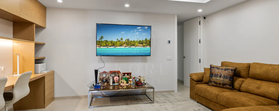 Exclusiva casa de lujo de 7 dormitorios en Nueva Andalucía con vistas al mar y a la montaña