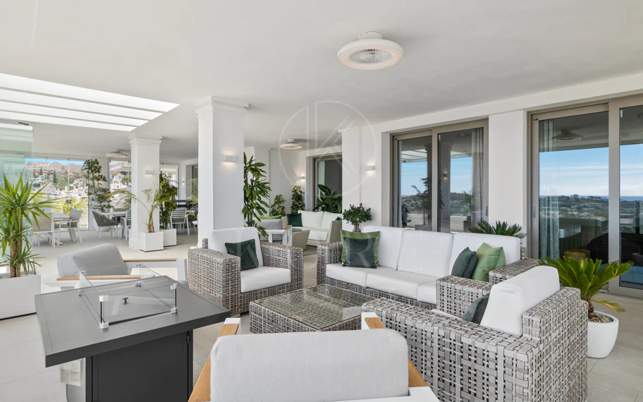 Exclusiva casa de lujo de 7 dormitorios en Nueva Andalucía con vistas al mar y a la montaña