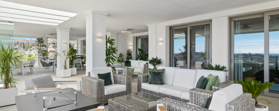 Exclusiva casa de lujo de 7 dormitorios en Nueva Andalucía con vistas al mar y a la montaña