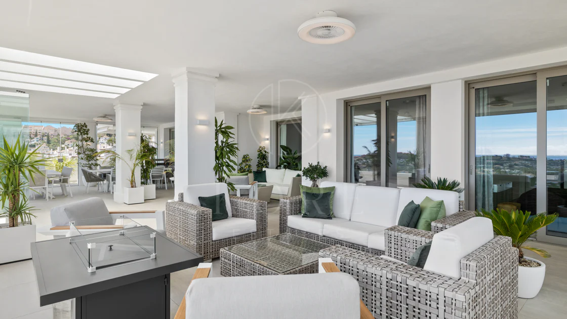 Exclusiva casa de lujo de 7 dormitorios en Nueva Andalucía con vistas al mar y a la montaña
