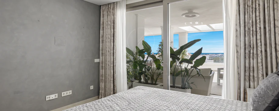 Exclusiva casa de lujo de 7 dormitorios en Nueva Andalucía con vistas al mar y a la montaña