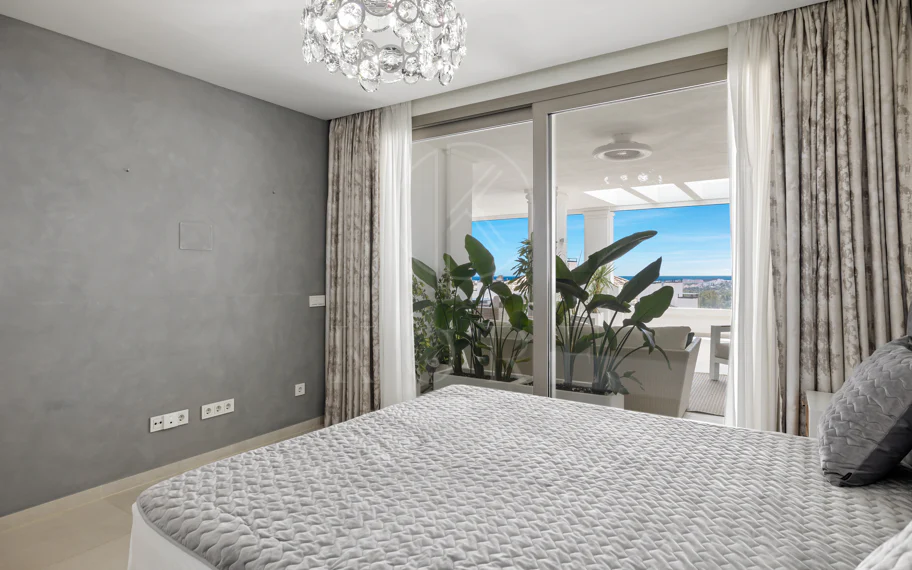 Exclusiva casa de lujo de 7 dormitorios en Nueva Andalucía con vistas al mar y a la montaña