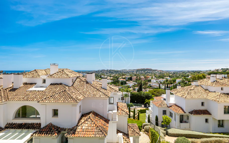 Exclusiva casa de lujo de 7 dormitorios en Nueva Andalucía con vistas al mar y a la montaña