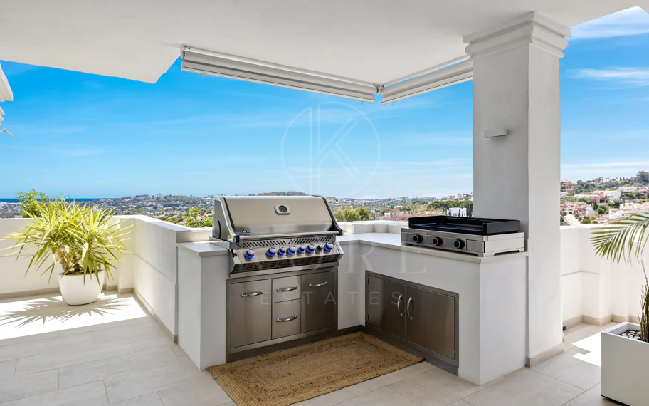 Exclusiva casa de lujo de 7 dormitorios en Nueva Andalucía con vistas al mar y a la montaña