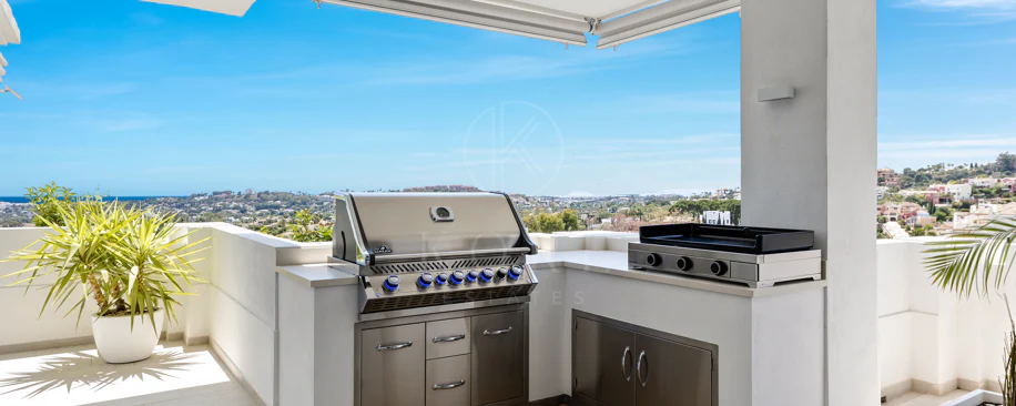 Exclusiva casa de lujo de 7 dormitorios en Nueva Andalucía con vistas al mar y a la montaña