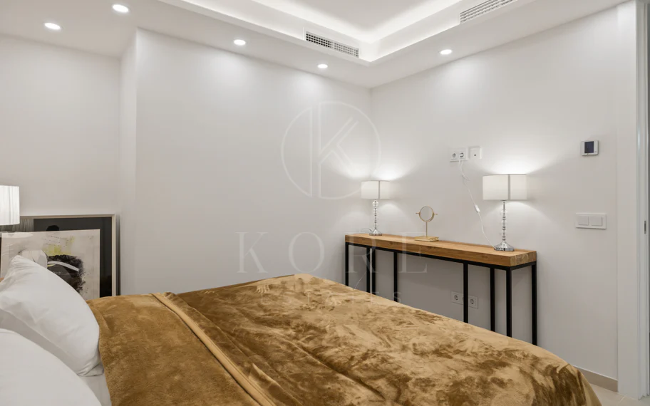Exclusiva casa de lujo de 7 dormitorios en Nueva Andalucía con vistas al mar y a la montaña