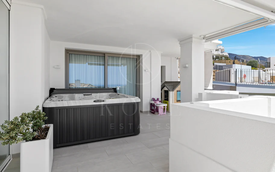 Exclusiva casa de lujo de 7 dormitorios en Nueva Andalucía con vistas al mar y a la montaña