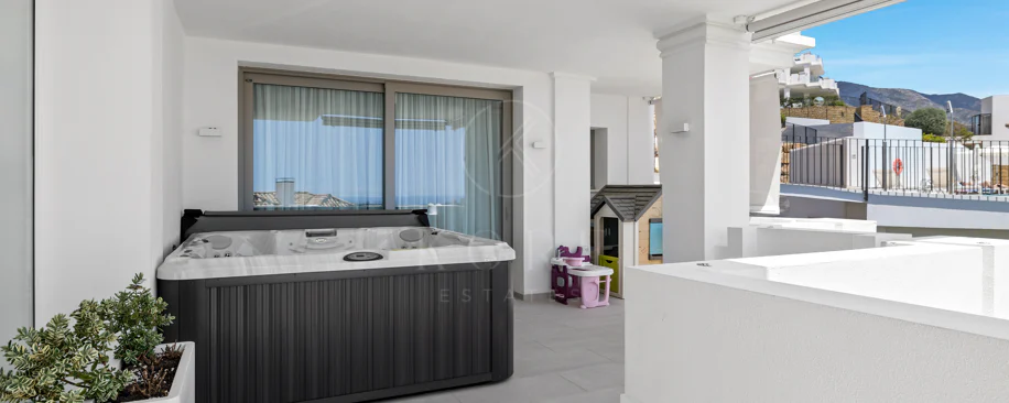 Exclusiva casa de lujo de 7 dormitorios en Nueva Andalucía con vistas al mar y a la montaña