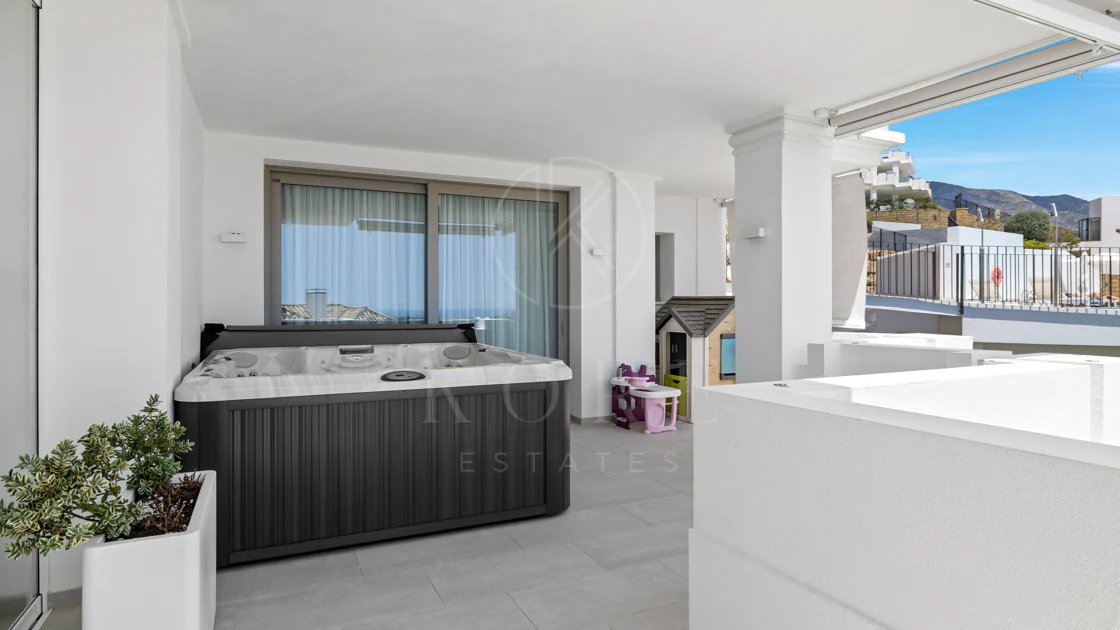 Exclusiva casa de lujo de 7 dormitorios en Nueva Andalucía con vistas al mar y a la montaña