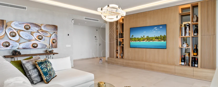 Exclusiva casa de lujo de 7 dormitorios en Nueva Andalucía con vistas al mar y a la montaña