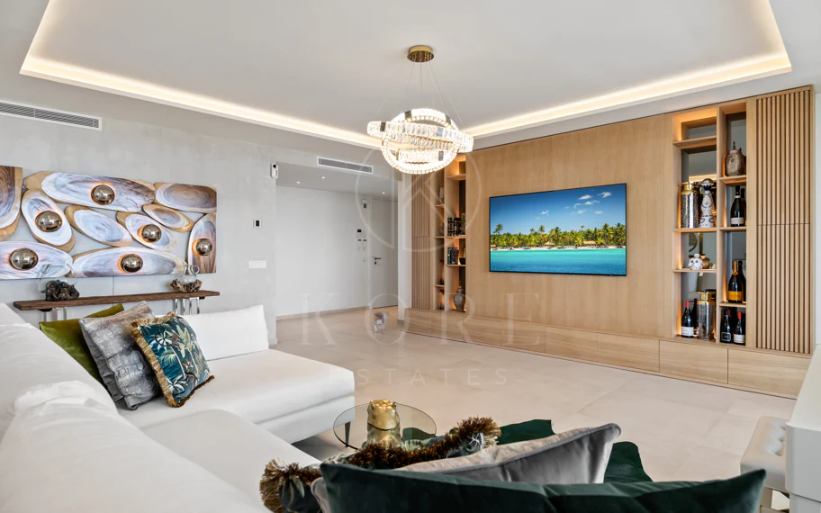 Exclusiva casa de lujo de 7 dormitorios en Nueva Andalucía con vistas al mar y a la montaña