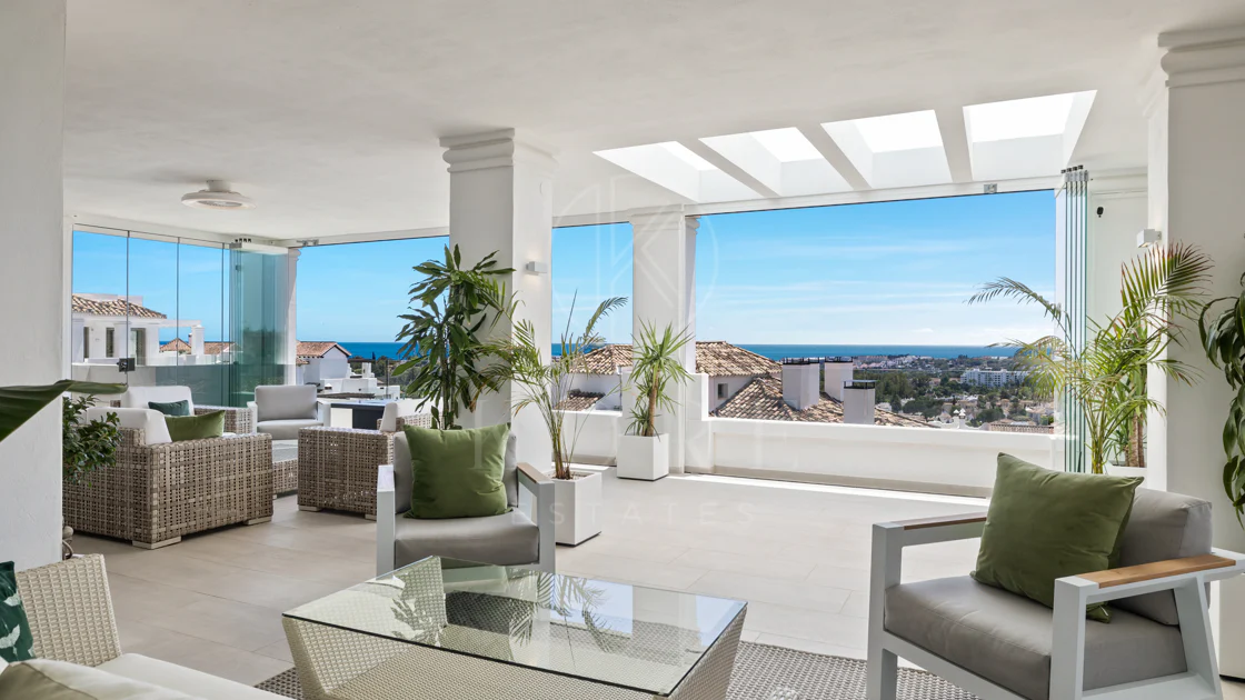 Exclusiva casa de lujo de 7 dormitorios en Nueva Andalucía con vistas al mar y a la montaña