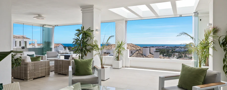 Exclusiva casa de lujo de 7 dormitorios en Nueva Andalucía con vistas al mar y a la montaña