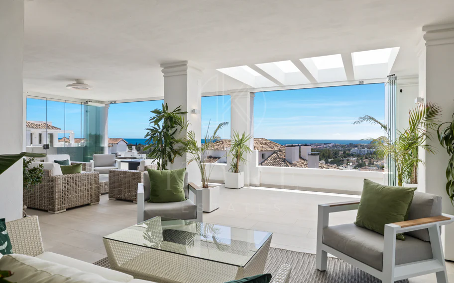 Exclusiva casa de lujo de 7 dormitorios en Nueva Andalucía con vistas al mar y a la montaña