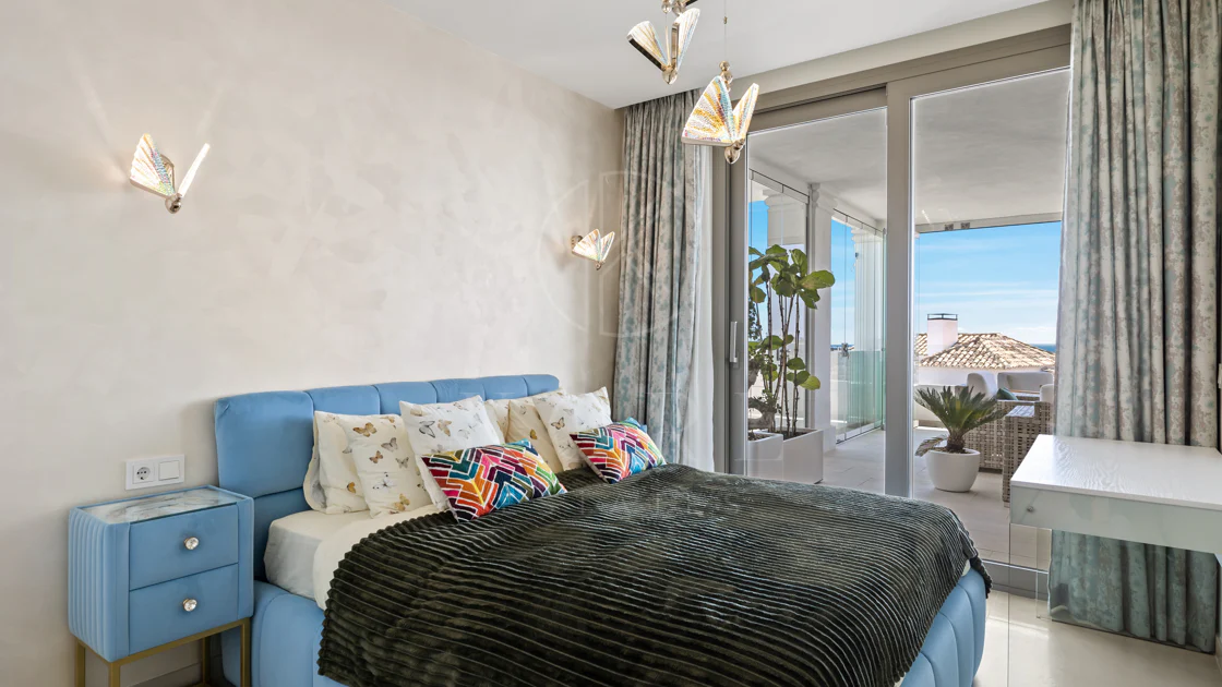 Exclusiva casa de lujo de 7 dormitorios en Nueva Andalucía con vistas al mar y a la montaña