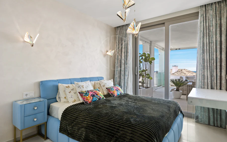 Exclusiva casa de lujo de 7 dormitorios en Nueva Andalucía con vistas al mar y a la montaña