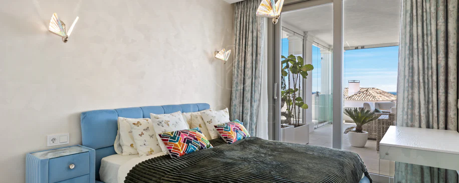 Exclusiva casa de lujo de 7 dormitorios en Nueva Andalucía con vistas al mar y a la montaña