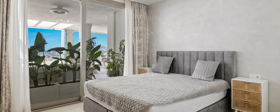Exclusiva casa de lujo de 7 dormitorios en Nueva Andalucía con vistas al mar y a la montaña
