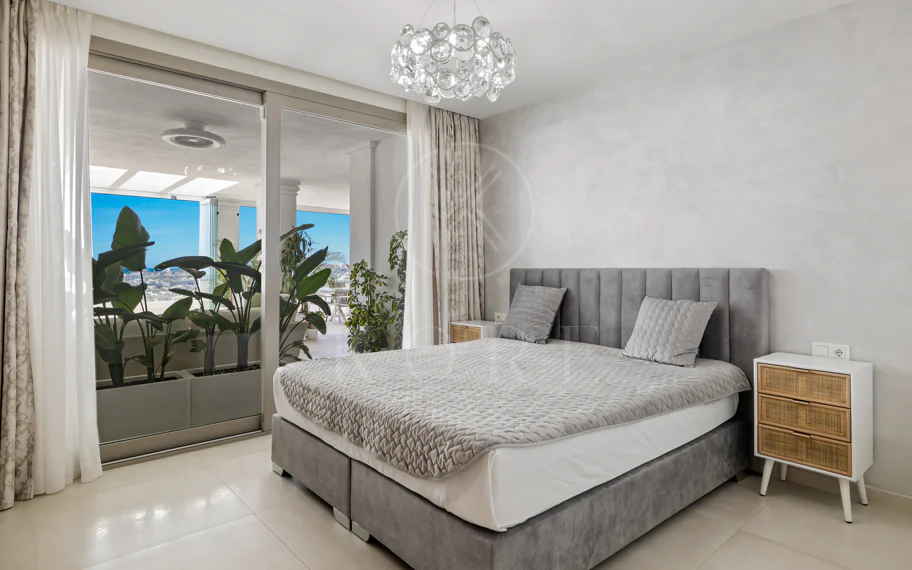 Exclusiva casa de lujo de 7 dormitorios en Nueva Andalucía con vistas al mar y a la montaña