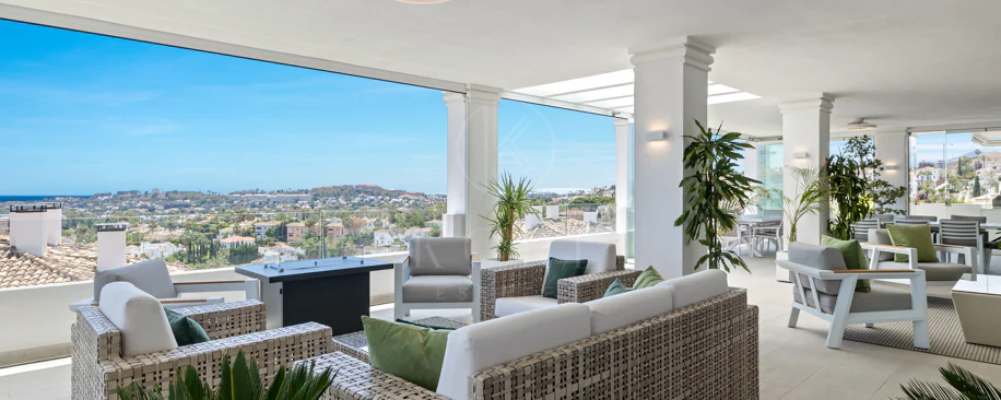 Exclusiva casa de lujo de 7 dormitorios en Nueva Andalucía con vistas al mar y a la montaña