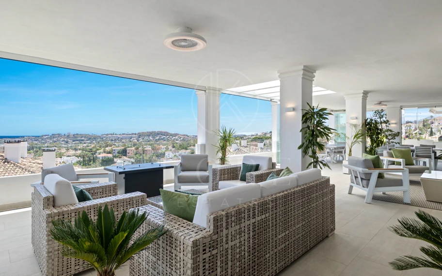 Exclusiva casa de lujo de 7 dormitorios en Nueva Andalucía con vistas al mar y a la montaña