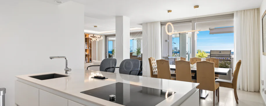 Exclusiva casa de lujo de 7 dormitorios en Nueva Andalucía con vistas al mar y a la montaña